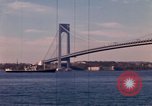 Immagine di Ponte di Verrazzano Brooklyn New York City USA, 1965, secondo 60 filmato di repertorio 65675033336