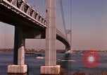 Immagine di Ponte di Verrazzano Staten Island New York USA, 1965, secondo 33 filmato di repertorio 65675033337