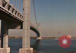 Immagine di Ponte di Verrazzano Staten Island New York USA, 1965, secondo 58 filmato di repertorio 65675033337