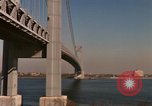 Immagine di Ponte di Verrazzano Staten Island New York USA, 1965, secondo 61 filmato di repertorio 65675033337