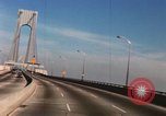 Standbild verrazzano-Brücke New York City USA, 1965, aus Sekunde 60 historischem Filmmaterial Videoclip 65675033338
