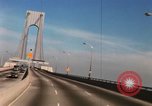 Standbild verrazzano-Brücke New York City USA, 1965, aus Sekunde 61 historischem Filmmaterial Videoclip 65675033338