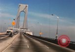 Standbild verrazzano-Brücke New York City USA, 1965, aus Sekunde 62 historischem Filmmaterial Videoclip 65675033338