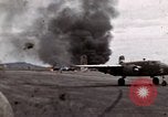 Standbild brennende Trümmer einer Ebene Philippinen, 1945, aus Sekunde 1 historischem Filmmaterial Videoclip 65675033346