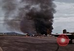 Standbild brennende Trümmer einer Ebene Philippinen, 1945, aus Sekunde 3 historischem Filmmaterial Videoclip 65675033346