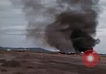 Standbild brennende Trümmer einer Ebene Philippinen, 1945, aus Sekunde 11 historischem Filmmaterial Videoclip 65675033346
