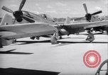 Standbild Betankung von Flugzeugen Korea, 1951, aus Sekunde 22 historischem Filmmaterial Videoclip 65675033386