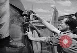 Standbild Betankung von Flugzeugen Korea, 1951, aus Sekunde 34 historischem Filmmaterial Videoclip 65675033386