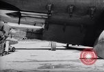 Standbild 110 Gallone ZUSAtzkraftstofftanks Korea, 1951, aus Sekunde 61 historischem Filmmaterial Videoclip 65675033387