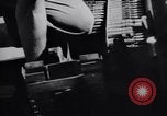 Standbild Laden von F-51 guns Korea, 1951, aus Sekunde 21 historischem Filmmaterial Videoclip 65675033388