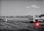 Immagine di Equipaggio a terra i membri del xviii bombardiere Fighter Wing Corea, 1951, secondo 6 filmato di repertorio 65675033391