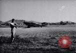 Immagine di Equipaggio a terra i membri del xviii bombardiere Fighter Wing Corea, 1951, secondo 11 filmato di repertorio 65675033391