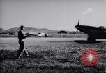 Immagine di Equipaggio a terra i membri del xviii bombardiere Fighter Wing Corea, 1951, secondo 18 filmato di repertorio 65675033391