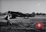 Immagine di Equipaggio a terra i membri del xviii bombardiere Fighter Wing Corea, 1951, secondo 19 filmato di repertorio 65675033391