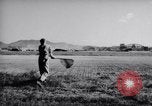 Immagine di Equipaggio a terra i membri del xviii bombardiere Fighter Wing Corea, 1951, secondo 21 filmato di repertorio 65675033391