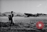 Immagine di Equipaggio a terra i membri del xviii bombardiere Fighter Wing Corea, 1951, secondo 24 filmato di repertorio 65675033391