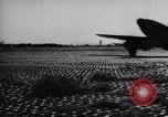 Immagine di Equipaggio a terra i membri del xviii bombardiere Fighter Wing Corea, 1951, secondo 42 filmato di repertorio 65675033391