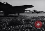 Immagine di Equipaggio a terra i membri del xviii bombardiere Fighter Wing Corea, 1951, secondo 43 filmato di repertorio 65675033391