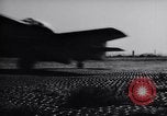 Immagine di Equipaggio a terra i membri del xviii bombardiere Fighter Wing Corea, 1951, secondo 45 filmato di repertorio 65675033391