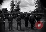 Standbild Generalleutnant Brereton schmückt Fliers Criqueville Frankreich, 1944, aus Sekunde 10 historischem Filmmaterial Videoclip 65675033412