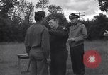Standbild Generalleutnant Brereton schmückt Fliers Criqueville Frankreich, 1944, aus Sekunde 29 historischem Filmmaterial Videoclip 65675033412