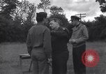 Standbild Generalleutnant Brereton schmückt Fliers Criqueville Frankreich, 1944, aus Sekunde 30 historischem Filmmaterial Videoclip 65675033412