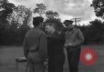 Standbild Generalleutnant Brereton schmückt Fliers Criqueville Frankreich, 1944, aus Sekunde 33 historischem Filmmaterial Videoclip 65675033412