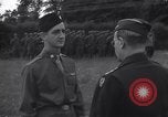 Standbild Generalleutnant Brereton schmückt Fliers Criqueville Frankreich, 1944, aus Sekunde 35 historischem Filmmaterial Videoclip 65675033412