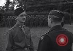 Standbild Generalleutnant Brereton schmückt Fliers Criqueville Frankreich, 1944, aus Sekunde 36 historischem Filmmaterial Videoclip 65675033412
