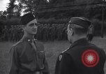 Standbild Generalleutnant Brereton schmückt Fliers Criqueville Frankreich, 1944, aus Sekunde 37 historischem Filmmaterial Videoclip 65675033412