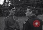 Standbild Generalleutnant Brereton schmückt Fliers Criqueville Frankreich, 1944, aus Sekunde 38 historischem Filmmaterial Videoclip 65675033412