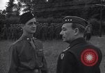 Standbild Generalleutnant Brereton schmückt Fliers Criqueville Frankreich, 1944, aus Sekunde 39 historischem Filmmaterial Videoclip 65675033412
