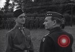 Standbild Generalleutnant Brereton schmückt Fliers Criqueville Frankreich, 1944, aus Sekunde 40 historischem Filmmaterial Videoclip 65675033412