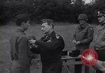 Standbild Generalleutnant Brereton schmückt Fliers Criqueville Frankreich, 1944, aus Sekunde 41 historischem Filmmaterial Videoclip 65675033412