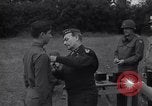 Standbild Generalleutnant Brereton schmückt Fliers Criqueville Frankreich, 1944, aus Sekunde 42 historischem Filmmaterial Videoclip 65675033412
