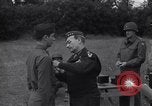 Standbild Generalleutnant Brereton schmückt Fliers Criqueville Frankreich, 1944, aus Sekunde 43 historischem Filmmaterial Videoclip 65675033412