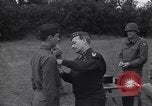 Standbild Generalleutnant Brereton schmückt Fliers Criqueville Frankreich, 1944, aus Sekunde 44 historischem Filmmaterial Videoclip 65675033412