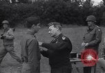 Standbild Generalleutnant Brereton schmückt Fliers Criqueville Frankreich, 1944, aus Sekunde 45 historischem Filmmaterial Videoclip 65675033412