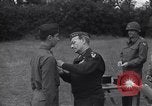 Standbild Generalleutnant Brereton schmückt Fliers Criqueville Frankreich, 1944, aus Sekunde 46 historischem Filmmaterial Videoclip 65675033412