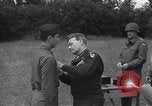 Standbild Generalleutnant Brereton schmückt Fliers Criqueville Frankreich, 1944, aus Sekunde 47 historischem Filmmaterial Videoclip 65675033412