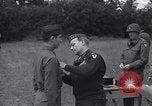 Standbild Generalleutnant Brereton schmückt Fliers Criqueville Frankreich, 1944, aus Sekunde 48 historischem Filmmaterial Videoclip 65675033412