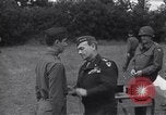 Standbild Generalleutnant Brereton schmückt Fliers Criqueville Frankreich, 1944, aus Sekunde 49 historischem Filmmaterial Videoclip 65675033412