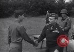 Standbild Generalleutnant Brereton schmückt Fliers Criqueville Frankreich, 1944, aus Sekunde 50 historischem Filmmaterial Videoclip 65675033412