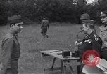 Standbild Generalleutnant Brereton schmückt Fliers Criqueville Frankreich, 1944, aus Sekunde 52 historischem Filmmaterial Videoclip 65675033412