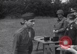 Standbild Generalleutnant Brereton schmückt Fliers Criqueville Frankreich, 1944, aus Sekunde 53 historischem Filmmaterial Videoclip 65675033412