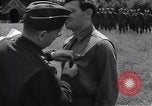Standbild Generalleutnant Brereton schmückt Fliers Criqueville Frankreich, 1944, aus Sekunde 55 historischem Filmmaterial Videoclip 65675033412