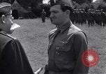 Standbild Generalleutnant Brereton schmückt Fliers Criqueville Frankreich, 1944, aus Sekunde 56 historischem Filmmaterial Videoclip 65675033412