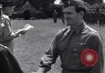 Standbild Generalleutnant Brereton schmückt Fliers Criqueville Frankreich, 1944, aus Sekunde 57 historischem Filmmaterial Videoclip 65675033412