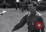 Standbild Generalleutnant Brereton schmückt Fliers Criqueville Frankreich, 1944, aus Sekunde 58 historischem Filmmaterial Videoclip 65675033412
