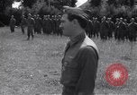Standbild Generalleutnant Brereton schmückt Fliers Criqueville Frankreich, 1944, aus Sekunde 59 historischem Filmmaterial Videoclip 65675033412
